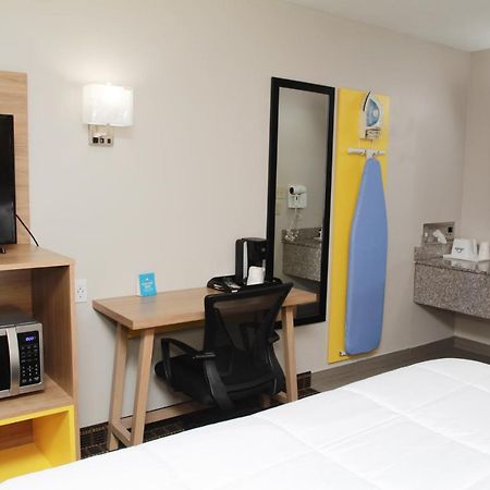 Days Inn By Wyndham Forest Exteriör bild