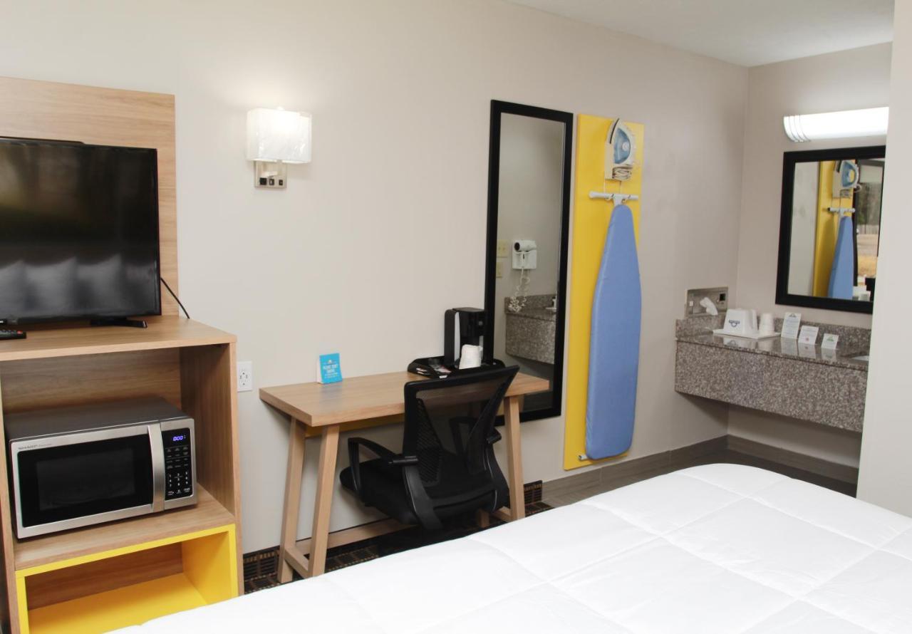 Days Inn By Wyndham Forest Exteriör bild
