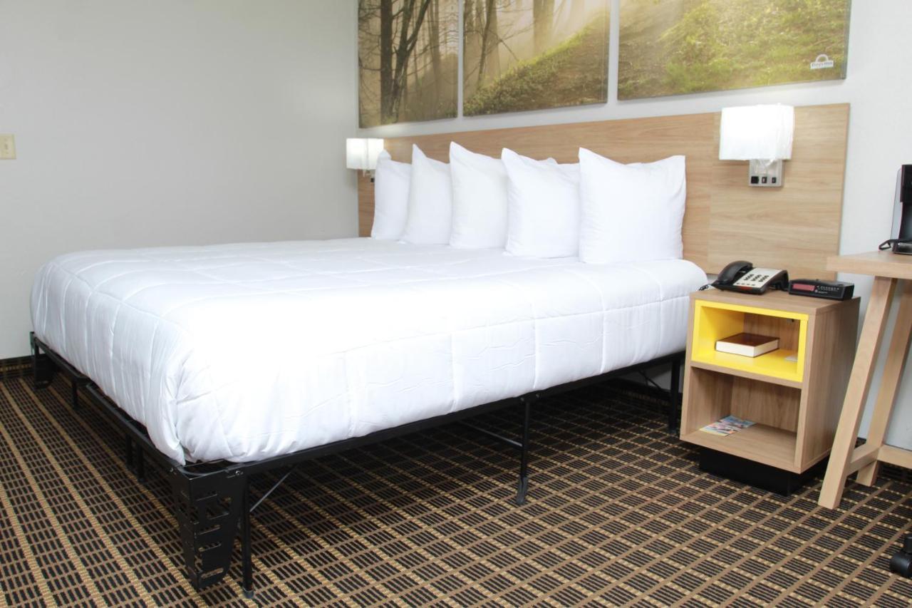 Days Inn By Wyndham Forest Exteriör bild